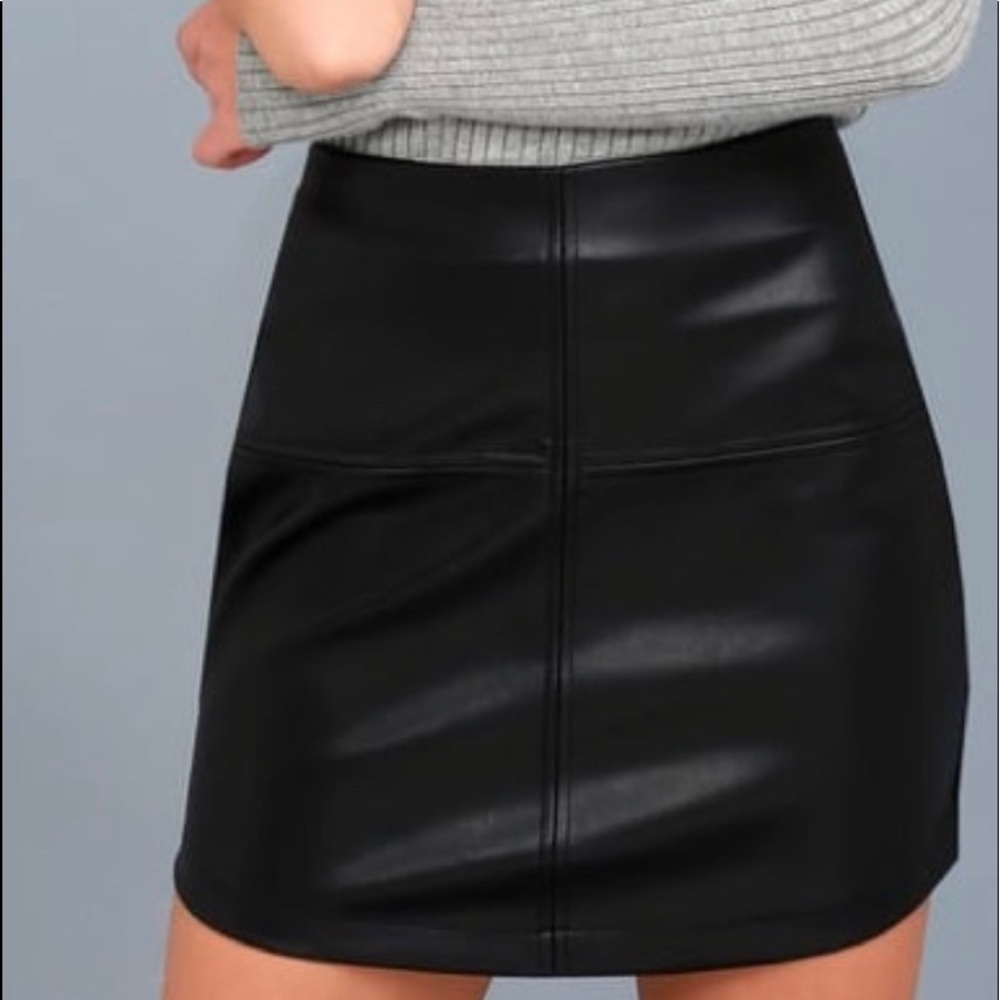 Lulus mini vegan leather scoop skirt- black